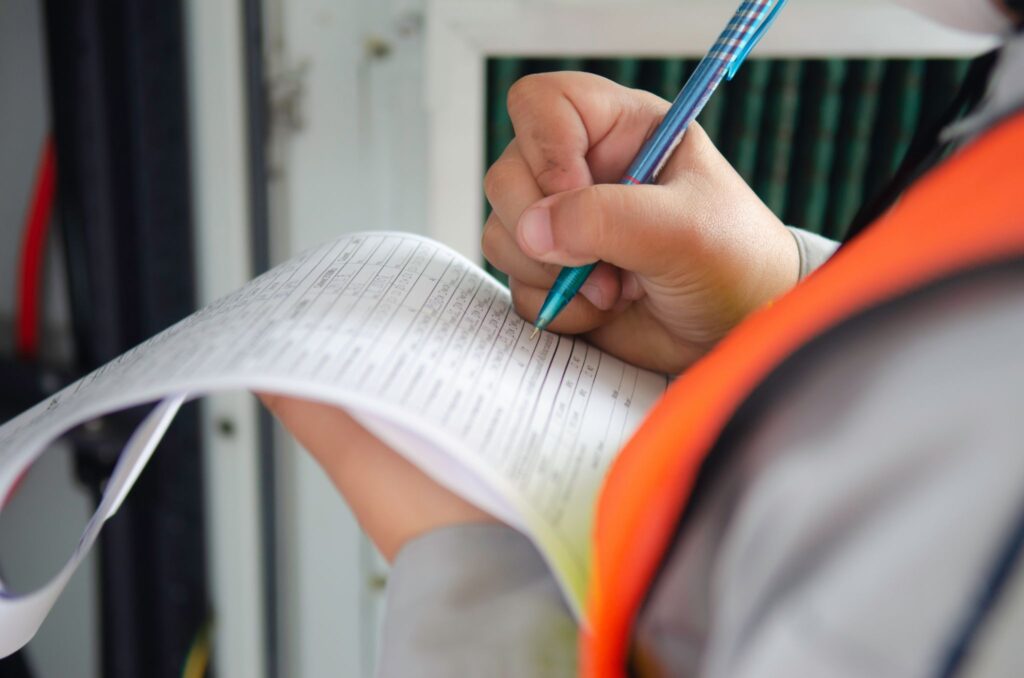 An inspector struggles with a paper report. He should use the 1st Reporting application instead.