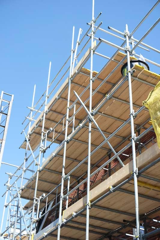 Standard fixed-position scaffolding.