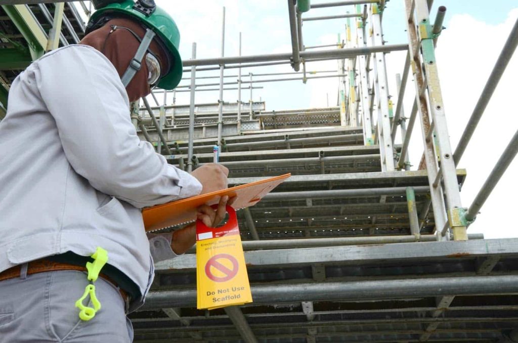 A scaffold inspector inspects and performs scaffold tagging for safety. Learn more about mobile scaffold inspection reporting at 1stReporting.com.