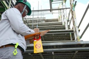 A scaffold inspector inspects and performs scaffold tagging for safety. Learn more about mobile scaffold inspection reporting at 1stReporting.com.