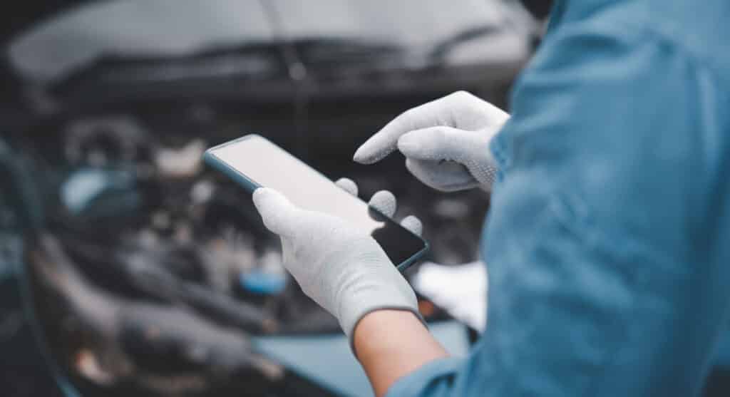 A fleet inspector completes a commercial vehicle condition report on their smartphone using the 1st Reporting app.