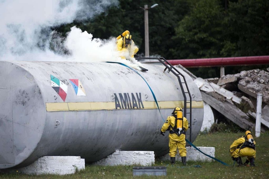 A team learns how to manage environmental incidents in the workplace by 1streporting.com.