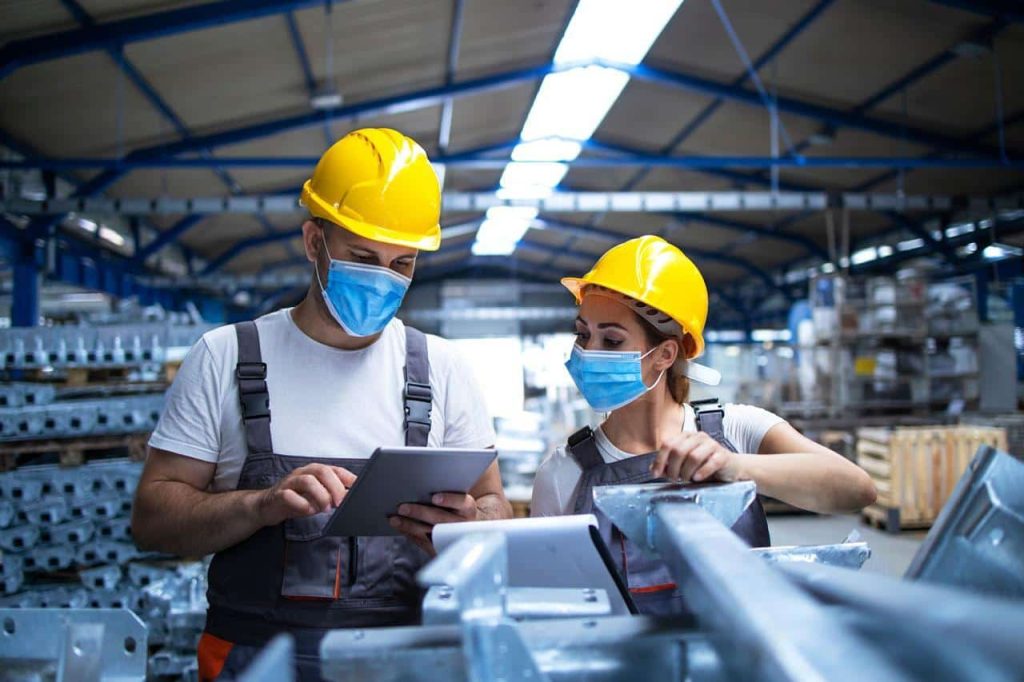 Workers benefiting from practical job safety analysis using the 1st Reporting app.