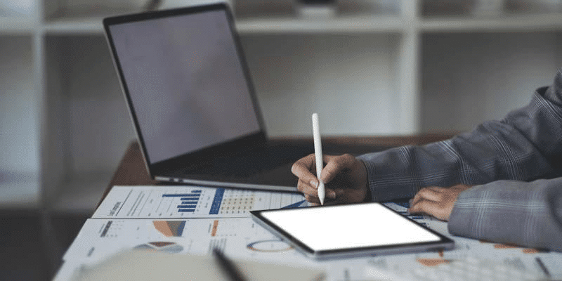 A business man introduces himself to powerful reporting and BI tools.